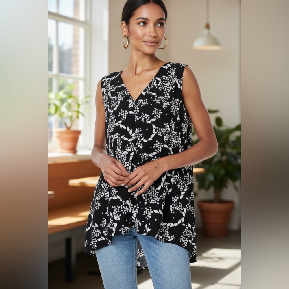 Fever Sleeveless Tunic Blouse NWT • Medium • Black White Floral Print Chic